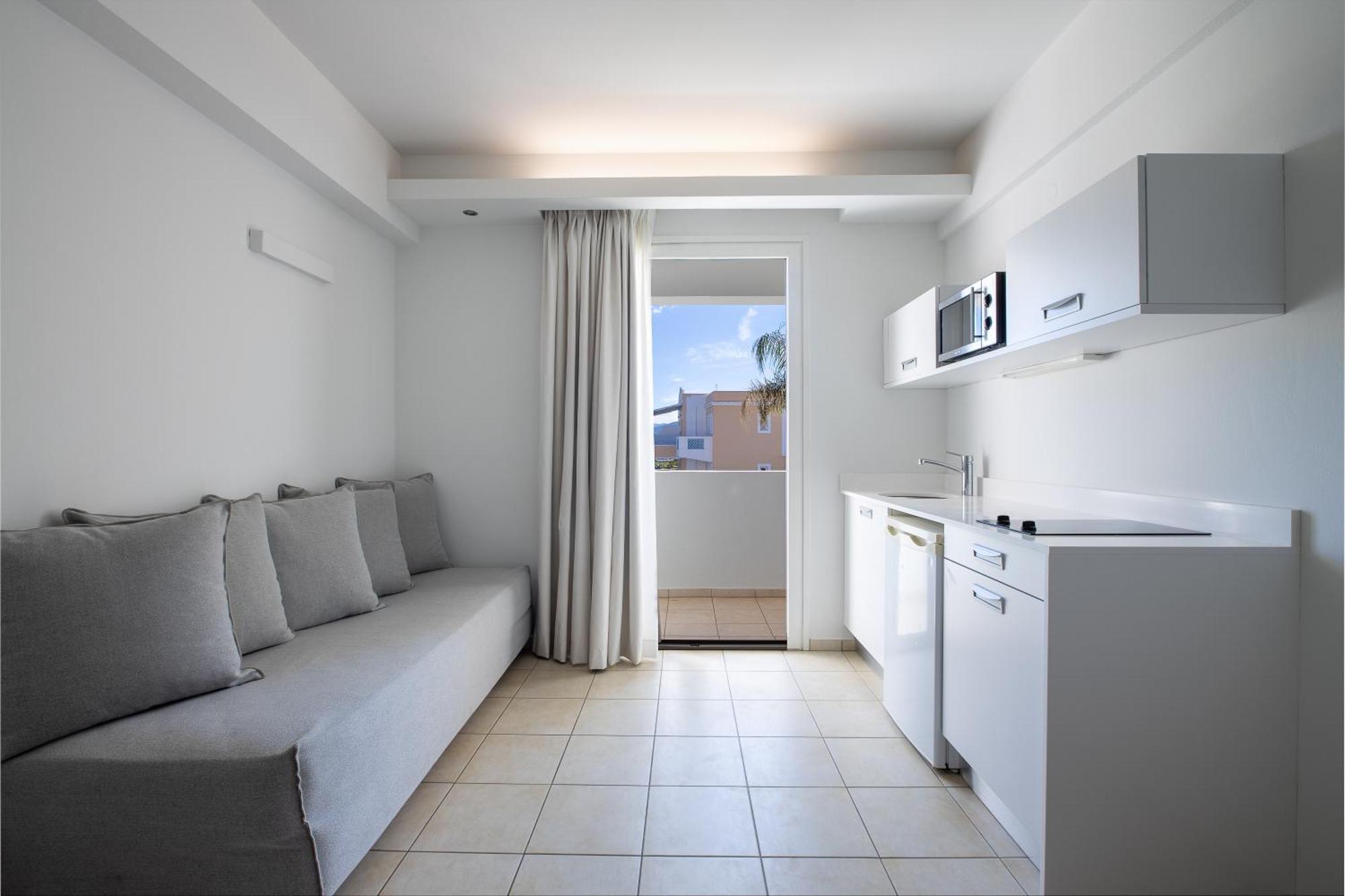 Akrogiali Beach Hotel Apartments Малиа Стая снимка